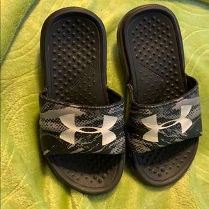 Under armour slides 11C